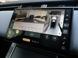 ボディの目立たない位置に設置された4台のデジタルカメラにより、車の周囲360度のオーバーヘッドビュー表示。それぞれのカメラを単独もしくは2か所表示することも可能。狭い場所や出入口なども安心できます!