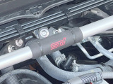 【STIタワーバー】お車の剛性を高めるタワーバーを装備。よりスムーズなコーナリング走行が可能となり、走りも楽しめます。