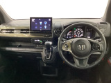 車内は光触媒抗菌消臭施工済です。スタイリッシュなデザインでスポーティなインパネ周りを演出します。グローブボックスやカップホルダーのほかにトレーなどたくさんの収納スペースが付いています。