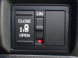 運転席からもスライドドアをボタン操作でスピーディーに開閉できます!またスマートキーでも操作できるので便利です。