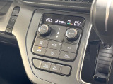 【オートエアコン】一度お好みの温度に設定すれば、車内の温度を検知し風量や温度を自動で調整。暑い&hellip;寒い&hellip;と何度もスイッチ操作をする必要はありません。快適な車内空間には必須の機能ですね♪