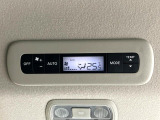【リアオートエアコン】広い後部座席には必須の機能!風量や温度を自動で調整し前席と同様な車内環境にしてくれるリアオートエアコンを装備。夏の暑さも冬の寒さもストレスなく快適にお過ごしいただけます♪
