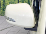 【電動格納ミラー】サイドミラーは電動格納式となっており、狭い駐車場でもキズがつくリスクを抑えられます。