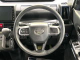 インテリアに合わせたデザインのステアリングは、運転される方のことも考え、運転しやすい形状、大きさです。是非一度、実際に触ってお確かめください。