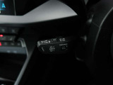 従来の追従クルーズコントロールの機能に加え、レーンをキープし、逸脱しそうな場合は自動的にステアリングを修正します。