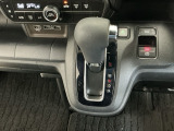 オートマチックシフトレバーは、手になじみ操作しやすい形状で安全運転にもつながります♪