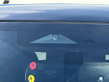 【三菱e-Assist】走行中に前方の車両等を認識し、衝突しそうな時は警報とブレーキで衝突回避と被害軽減をアシスト。より安全にドライブをお楽しみいただけます。