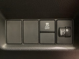 ハンドルの右側にはヘットライトリベライザーとVSA(ABS+TCS+横滑り抑制)の解除スイッチがついています。ヘッドライトリベライザーは道路状況や積荷の加重に応じてライトの高さを調節できます。