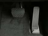 【オルガン式アクセルペダル】かかとを支点として足首とペダルの動きが一致するため、スムーズで正確な操作が可能です。ペダル反力を足の重さで支える事ができるため長時間の運転でも足が疲れにくくなります。
