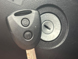 【キーレス】少し離れた場所からでもボタン一つでドアの開錠・施錠ができるのでとっても便利!ドアの鍵穴周りに傷をつけることもありません♪