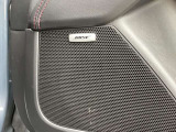 BOSEサウンドシステムを搭載。「良い音を出す」ではなく、その車種のごとに特徴を計算(車種専用設計)し、「反響音」を作り出すことによってどの座席でも自分中心で音が聴こえ、「心地よい空間」を作り出します。