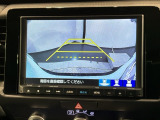 リバースギアに入れるだけで後方の表示へ切り替わります。夜間や雨の日の駐車も楽になりますよ。