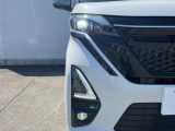 【LEDヘッドライト】悪天候や夜間走行時も良好な視界を確保し安心して運転できる高輝度LEDヘッドライトを装備!点灯速度が早く、消費電力も抑えられています。