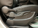 運転席に座面を上下できるシートリフターが装備しており、ドライバーさんの体型によって最適なシートポジションで運転していただけます。