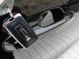 【キーレスエントリー】バッグやポケットからキーを取り出すことなく車にアクセスして、ロックとアラームを設定できます。 毎日の利便性をさらに高める機能です。