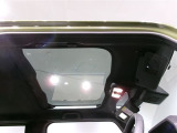サンバイザーには、バニティーミラー付いてます。