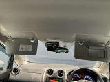 運転席のサンバイザーにはバニティーミラーも付いています。身だしなみチェックには欠かせません。