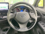 インテリアに合わせたデザインのステアリングは、運転される方のことも考え、運転しやすい形状、大きさです。是非一度、実際に触ってお確かめください。
