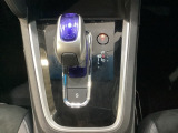 ハイブリッド専用セレクトレバーです。シフトチェンジを電子信号で送信するセレクトレバーを採用していますので、軽快でスマートな操作を楽しめます。