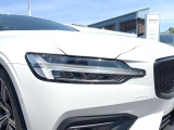 【LEDヘッドライト】ハイビームを先行車や対向車にあてず、その両サイドではハイビーム照射を維持。見える範囲が段違いに広くなりました。北欧神話に登場するトールハンマーをモチーフにデザイン。