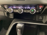 オートエアコンがついてます。左右独立で温度設定のできるデュアルオートエアコンです。パネル内のシートヒータースイッチは前席の左右別々に3段階で温度設定ができます。