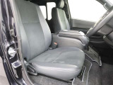 目線の位置も高くて運転席からの視界も良好です。ひじ掛けが小物入れにもなっております。