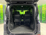 普段のお買い物や通勤、送迎等に十分な荷室スペースを確保しております。セカンドシートを跳ね上げる、大きな荷物の積載も可能です♪