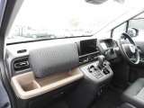 ★助手席周辺★ダッシュボードには豊富な収納BOXがありいつもすっきりとした車内!ほしい場所にちょうど良い収納を備えています。大きなフロントガラスによって見晴らしも良く快適な座り心地となっております