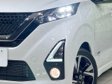 【LEDヘッドライト】悪天候や夜間走行時も良好な視界を確保し安心して運転できる高輝度LEDヘッドライトを装備!点灯速度が早く、消費電力も抑えられています。