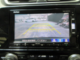 バックカメラの画像です。ガイドラインがスムースな車庫入れをサポートいたします。車庫入れの安心感がアップしますね。