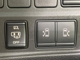 【ハンズフリー機能付き両側パワースライドドア】スライドドアの下に足先を入れてすぐ引くと、自動的にスライドドアが開閉します!荷物で両手がふさがった状態でも、ドアの開閉ができてとっても便利!