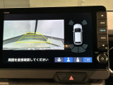 リバースギアに入れるだけで後方の表示へ切り替わります。夜間や雨の日の駐車も楽になりますよ。