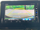 【バックカメラ】駐車時に後方がリアルタイム映像で確認できます。大型商業施設や立体駐車場での駐車時や、夜間のバック時に大活躍!運転スキルに関わらず、今や必須となった装備のひとつです!