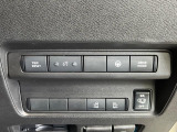 【ハンズフリー機能付き両側パワースライドドア】スライドドアの下に足先を入れてすぐ引くと、自動的にスライドドアが開閉します!荷物で両手がふさがった状態でも、ドアの開閉ができてとっても便利!