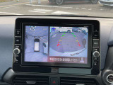 車を空から見たような映像が映る、アラウンドビューモニターで車両周辺の安全確認も一目でできます!小さなお子様や障害物も確認できるので、運転のし易さだけではなく事故防止にも役立ちます♪