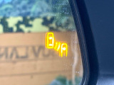 【ブラインドスポットモニター】走行中、ドアミラーの死角になりやすい箇所に後続車が接近するとサイドミラーのレンズに警告を表示!ドライバーに注意喚起をしてくれます。