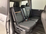 【2列目シート】2列目シートをロングスライドさせると、大人でも脚を伸ばせるほどゆったり広々!お子さまの着替えも余裕できる広さ!