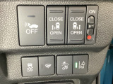 両側電動スライドドアは運転席から操作ができるよう、操作スイッチが付いています。Hondaセンシング用のVSA(ABS+TCS+横滑り抑制)解除と路外逸脱抑制機能などのスイッチがあります。