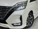 【LEDヘッドライト】悪天候や夜間走行時も良好な視界を確保し安心して運転できる高輝度LEDヘッドライトを装備!点灯速度が早く、消費電力も抑えられています。