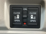 【両側パワースライドドア】両側がパワースライドドアになっており、運転席のスイッチやスマートキーでも開閉が可能です!開口部も広いので乗り降りも楽々♪