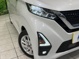 【LEDヘッドライト】悪天候や夜間走行時も良好な視界を確保し安心して運転できる高輝度LEDヘッドライトを装備!点灯速度が早く、消費電力も抑えられています。