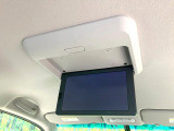 【フリップダウンモニター】大画面モニターで後席でもエンタメをお楽しみいただけます。小さなお子様にも大人気の装備です♪