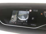 ◆アラウンドビューモニター◆ひと目で周囲の状況がわかるため、スムースに駐車できます。さらに、人や自転車など周囲に動くものがいる場合に表示とブザーで注意を促します。