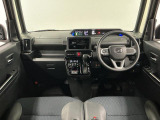 【インパネ】運転のしやすさを最優先に設計された見晴らしの良いフロントビュー。車両間隔が掴みやすく狭い道でも安心♪「安全」と「品質」を最優先に、安心してお乗りいただけるクルマを提供いたします。