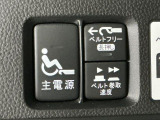 【電動ウインチ】ワイヤレスリモコンで操作ができる電動ウインチを採用しているため、女性やお年寄りの方でも安全でラクに車いすを乗車させることができます。