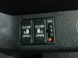 両側電動スライドドア。荷物で手が塞がる時など簡単にドアの開閉が出来ます。何より力いらずで開閉OK。女性やお年寄りにも優しい。電動機能はOFFにもできますから元気なお子様の駆け出しも安心。