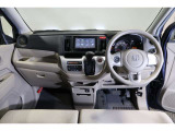 ドライバーを包み込むように、ディスプレーやスイッチ、コンソールを配置。座った瞬間から運転への期待が!空間そのものの心地よさにこだわっています。