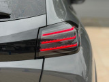 LEDのテールランプは、ライオンの3本の爪痕をイメージさせるデザインとなっております。勇ましさやおしゃれな雰囲気を連想させます。