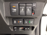 こちらの車両は両側電動スライドドアを装備(*^_^*)乗り降りの際や荷物を持っているときに大変重宝しますよ(*^_^*)