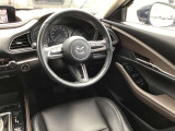 ドライバーが心に余裕をもって運転に集中できること、助手席や後席からもすっきりと前を見通せる空間の起点となり、全員が安心してドライブを楽しめることをモットーにシンプルなレイアウトとなっています。
